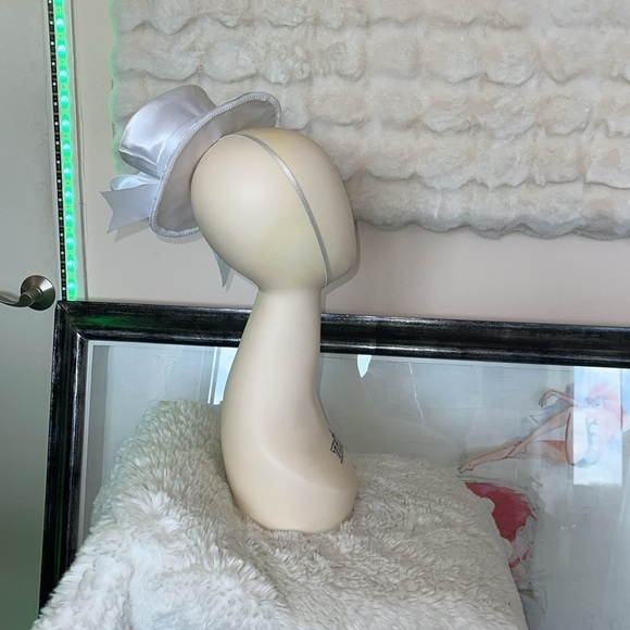 Tiny hair piece top hat with adjustable wire around the edges
White with floral - Picture 6 of 7